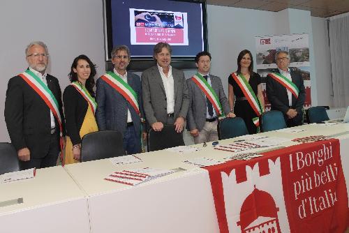 Foto di gruppo per la presentazione della Notte Romantica 2019. Da sinistra a destra: Marino Titolo (Comune di Travesio), Assunta Pistininzi (Cordovado), Daniele Chiarvesio (Fagagna), Sergio Emidio Bini (assessore regionale alle Attività produttive e al Turismo), Markus Maurmair (Valvasone), Vanessa Colosetti (Trivignano Udinese), Enzo Boscarol (Gradisca d'Isonzo)